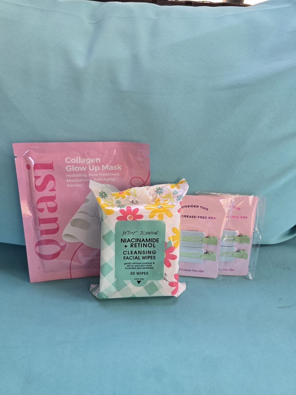 Betsey Johnson Cleansing Wipes Pack, Ouasi Face Mask, 2 Sets Hair Clips